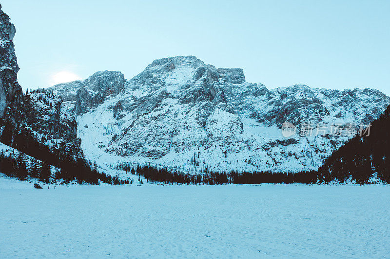 在Dolomites阿尔卑斯山的Lago Di braes的圣诞仙境